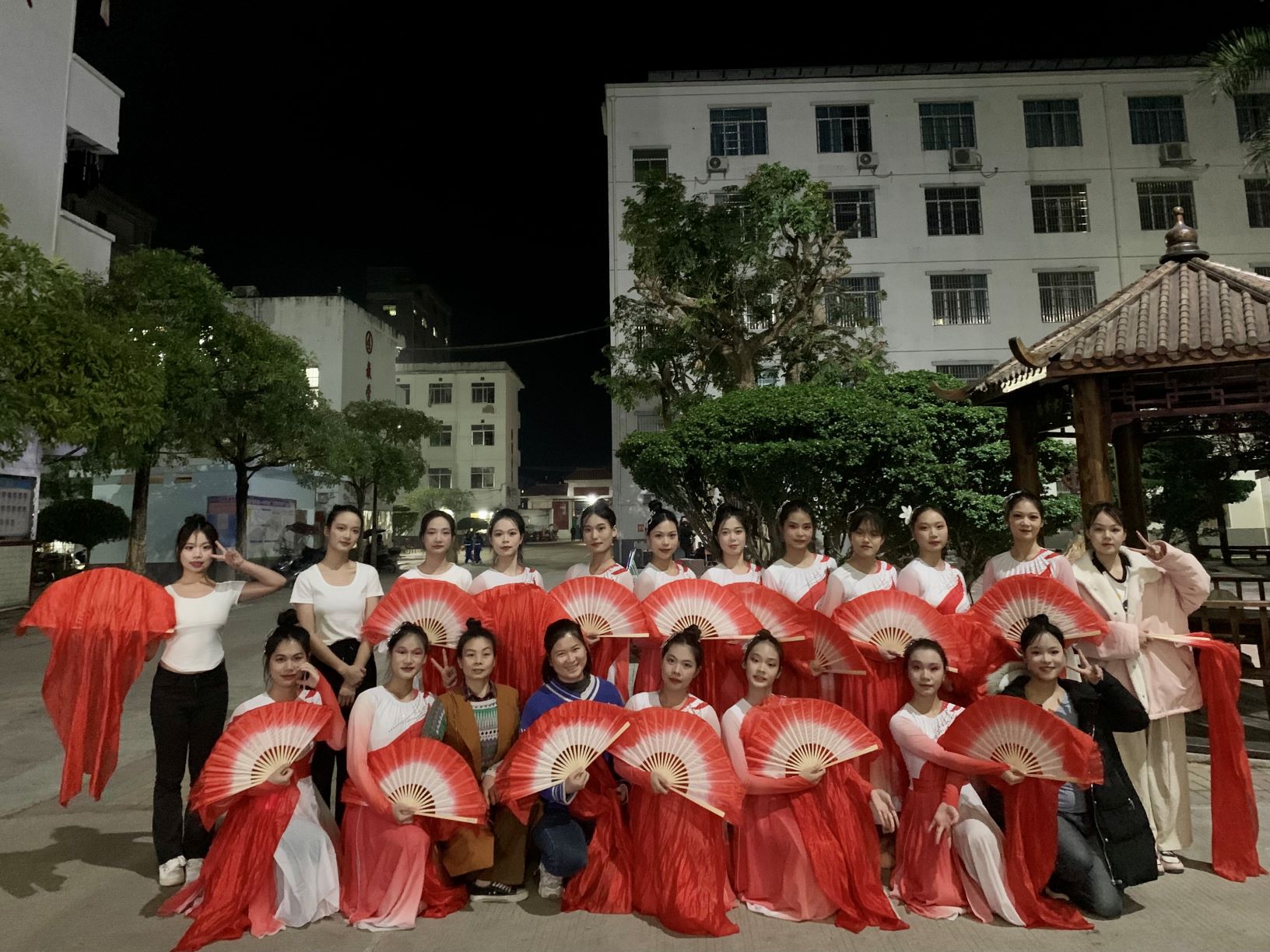 乐鱼(中国)到木乐一中绘画展示、参与晚会表演