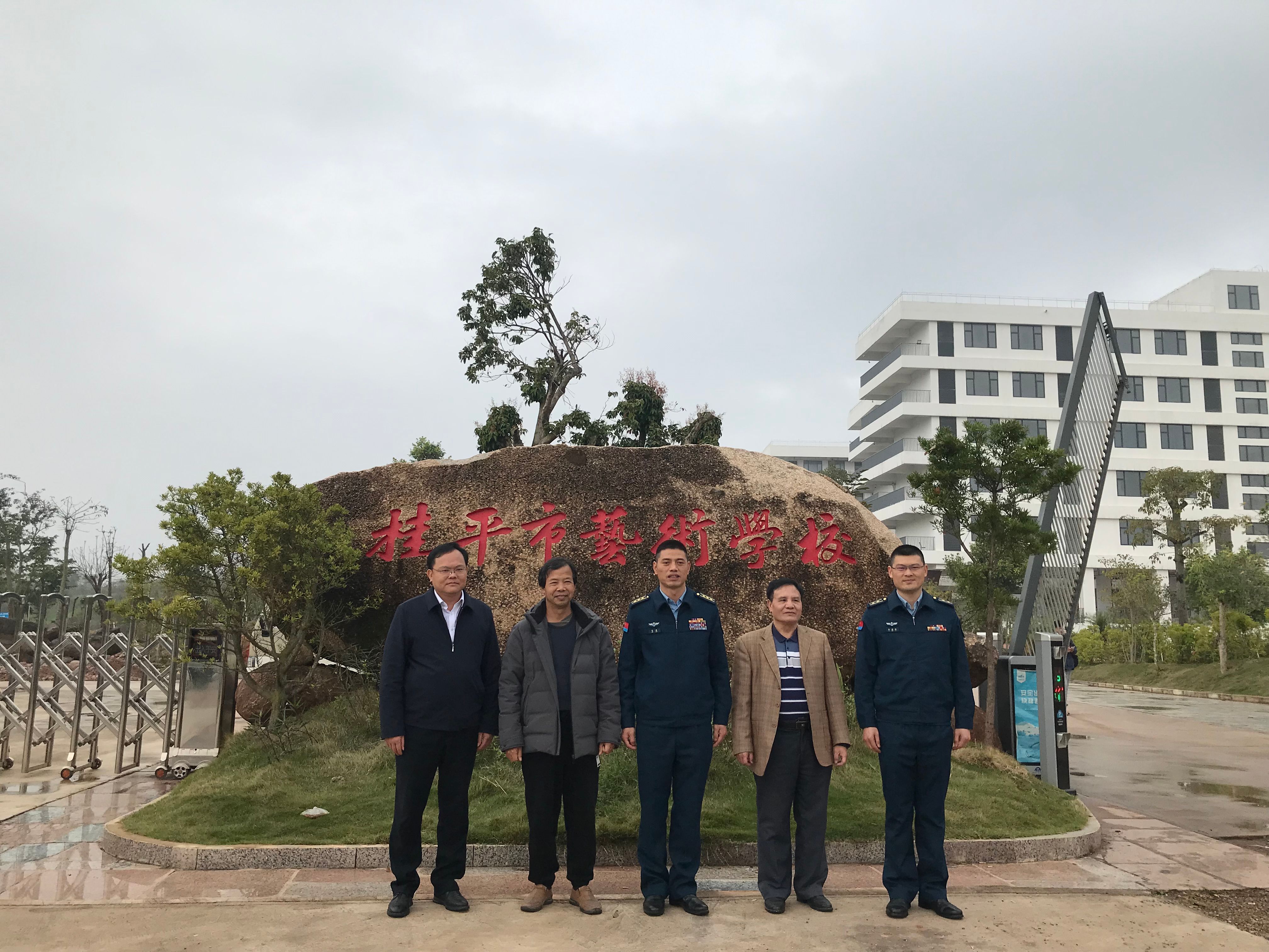 部队首长到我校指导工作丨 乐鱼(中国)  丨一方水土养育一代人。军民鱼水情，让我们的家园充满阳光、充满生机、充满希望！