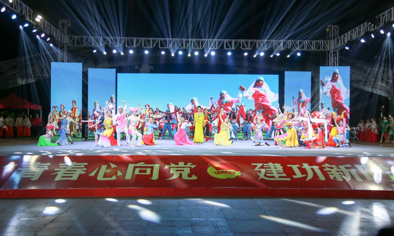 乐鱼(中国)参与2019年纪念五四运动100周年主题颁奖晚会表演